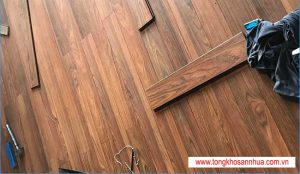 Thi công sàn gỗ Robina màu gỗ Giáng Hương