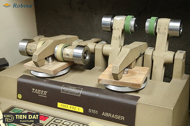 Sàn gỗ công nghiệp Robina chịu được 4000 vòng quay ma sát trên máy kiểm tra khả năng mài mòn Sàn gỗ công nghiệp Robina chịu được 4000 vòng quay ma sát trên máy kiểm tra khả năng mài mòn