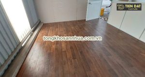 Thi công sàn gỗ Kosmos 8li vân ghép màu nâu Walnut