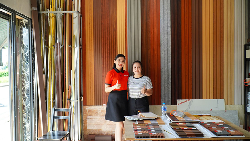 MC Kim Hoa của Kosmos và đại diện đại lý Vật liệu trang trí Tiến Đạt